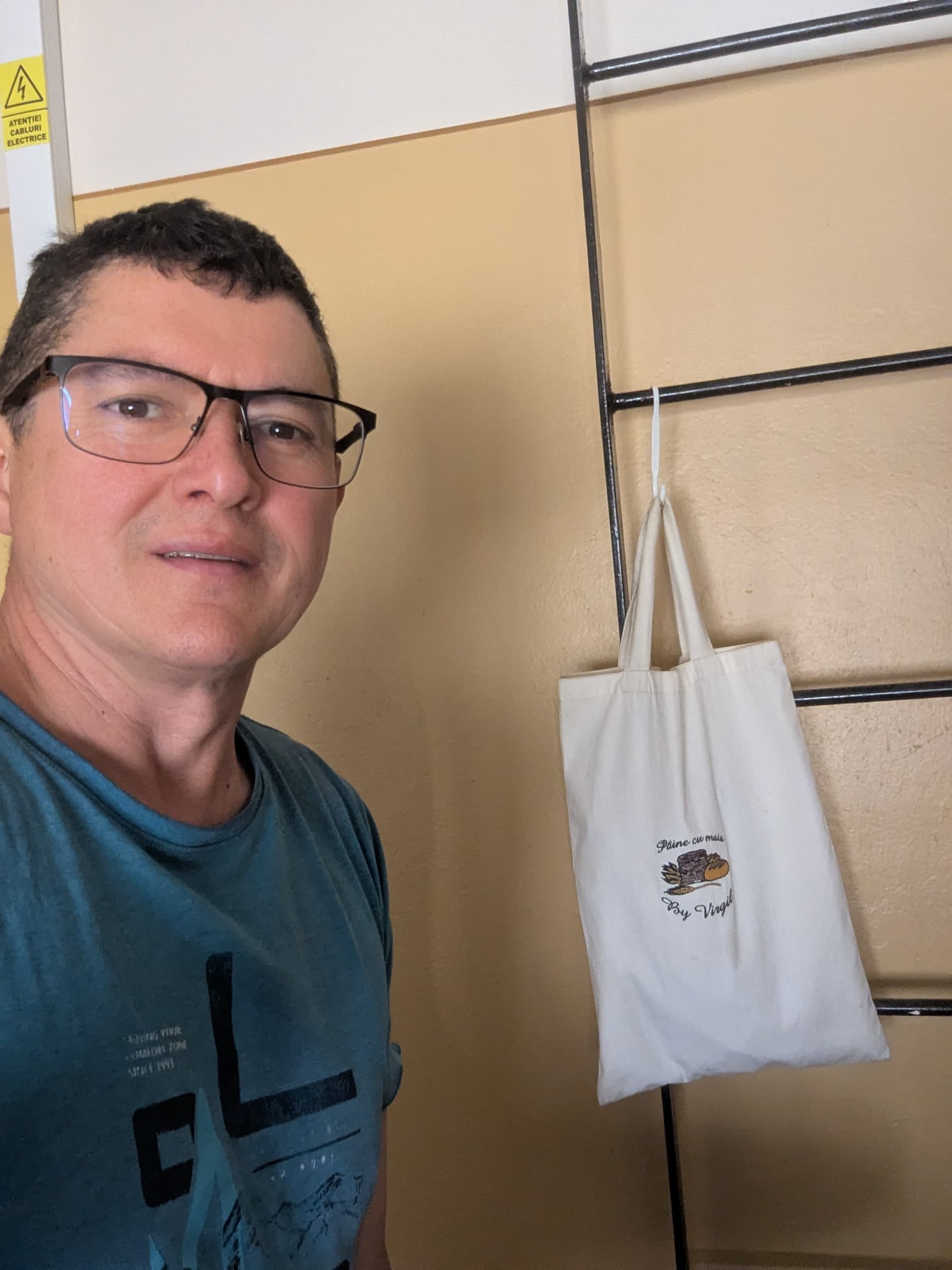 Plasă textilă brodată cu logo-ul Pâine cu Maia by Virgil, folosită pentru livrările de pâine încă din 2018