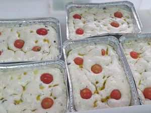 Focaccia cu rosii cherry si masline 2