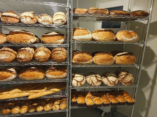 Pâini cu maia fermentate lent, coapte pe vatră și așezate pe rafturile brutăriei