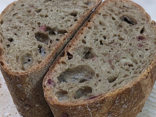 Pâine cu maia secționată, folosită pentru ilustrarea articolului despre intoleranța la gluten și fermentația cu maia