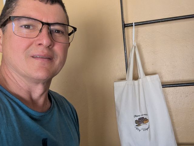 Plasă textilă brodată cu logo-ul Pâine cu Maia by Virgil, folosită pentru livrările de pâine încă din 2018