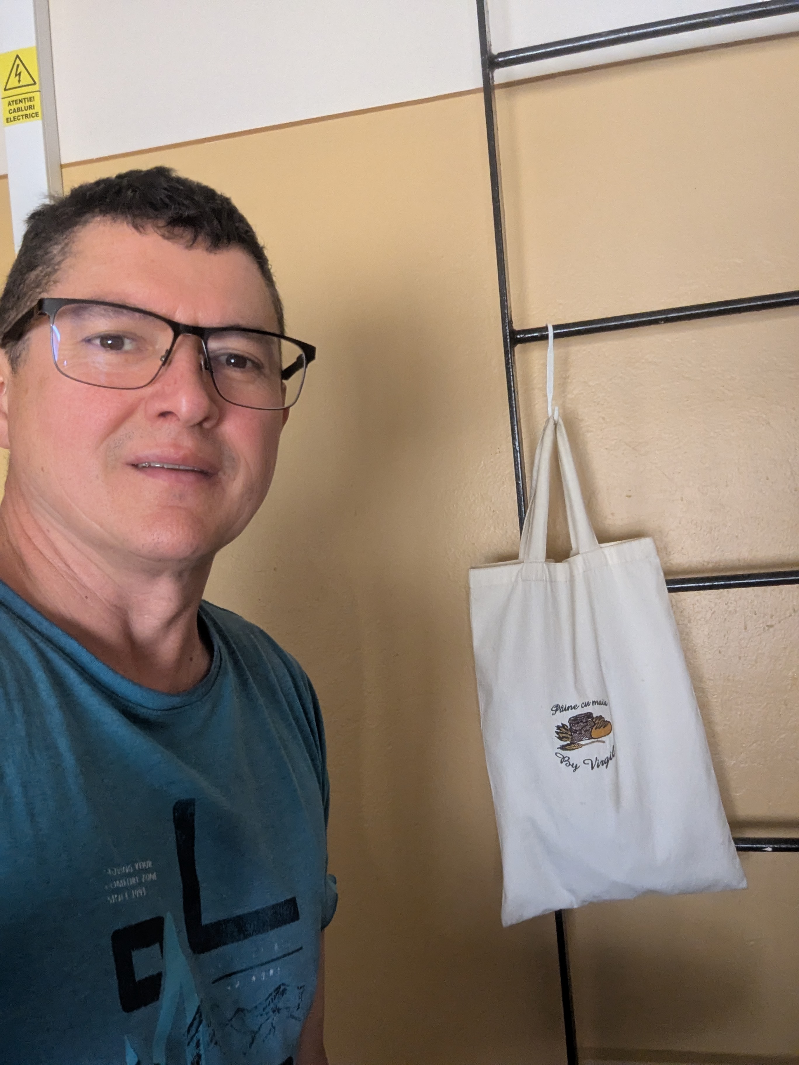 Plasă textilă brodată cu logo-ul Pâine cu Maia by Virgil, folosită pentru livrările de pâine încă din 2018
