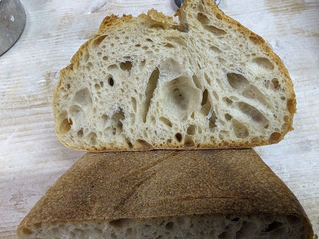 Pâine cu maia secționată, cu miez alveolat, folosită pentru ilustrarea articolului despre balonare, gluten și FODMAP